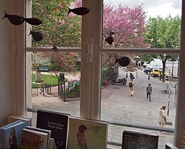 Vue de la place Saint-Germain-des-Prés et du square Laurent-Prache depuis une fenêtre de l'ancienne librairie La Hune, aujourd'hui YellowKorner, située au no 16, rue de l'Abbaye.