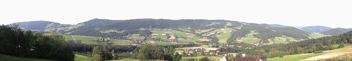 Panorama widokowa z Cisowego Działu na pasmo Cichoń – Ostra