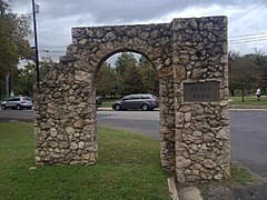 Фотография каменных ворот с бронзовой доской с надписью «Пиз Парк».