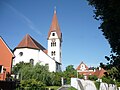 Reimlinger Pfarrkirche St. Georg, im Hintergrund Schloss