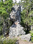 Pohled na skalní útvar Pivní hrnec z plošiny před ním odkud byla vedena palba