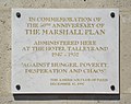 Plaque (en anglais) commémorant le 50e anniversaire du Plan Marshall (The American Club of Paris - 12 décembre 1997 - Façade du 258 rue de Rivoli à Paris).