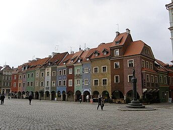 Praça do Mercado Velho em Poznań − frentes estreitas de prédios residenciais reconstruídos