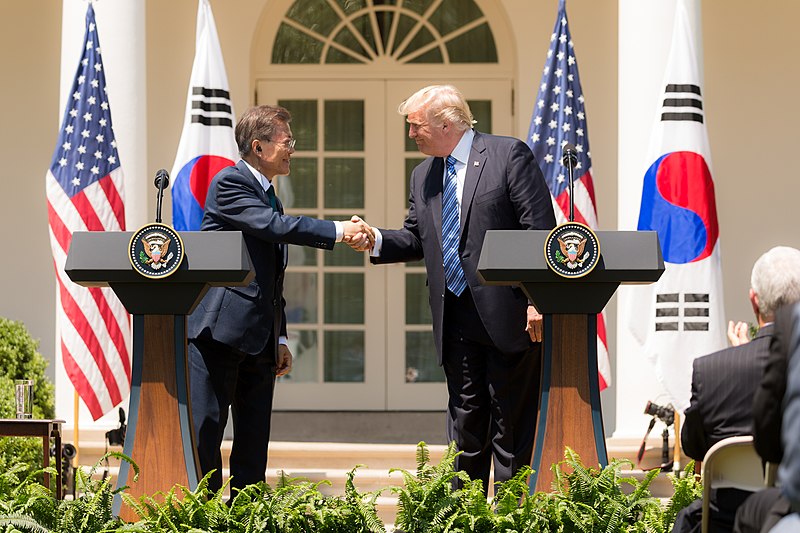 Tiedosto:President Donald J. Trump welcomes President Moon Jae-in of the Republic of Korea to the White House (35520219101).jpg