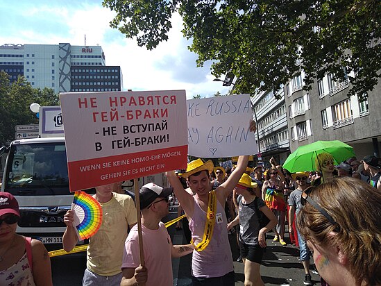 Protesters in front of Russian truck at CSD 2018 in Berlin Image: Jasmin Sasika. (CC BY-SA 4.0)