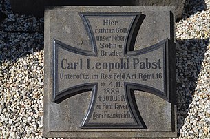 Tombe de Carl Leopold Pabst, sous-officier des forces armées de l'Empire allemand mort en France en 1914 lors de la Première Guerre mondiale et enterré à Raeren, commune alors située en Allemagne et rattachée à la Belgique par le traité de Versailles en 1919. (définition réelle 4 928 × 3 264)