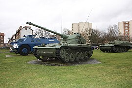 Char et VTT AMX-13 devant un VBRG.