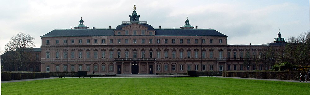 Slottet i Rastatt set fra parken.