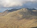 Blick vom südöstlich liegenden, 879 m hohen Buidhe Bheinn auf die Ostseite des Sgùrr na Sgine, dahinter The Saddle