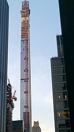 111 West 57th Street в стадии строительства, вид на север от 6-й авеню в Нью-Йорке, 19.07.2019