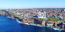 A cliffed coast in Sydney with houses and apartments The cliff-top, hilly suburb of Dover Heights (Sydney, Australia).png