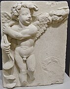 Putto que formaba parte de la "puerta de dos caras" de la antigua capilla del ayuntamiento.