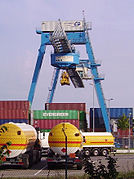 Containerbrücke im Kaiserwörthhafen