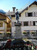 Poilu au repos (monument aux morts)