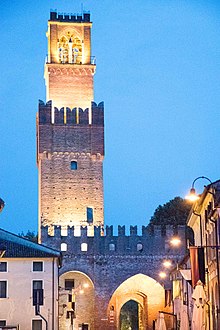 La torre di notte