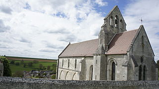 L'église et son clocher remanié à la suite des destructions de la Première Guerre mondiale.