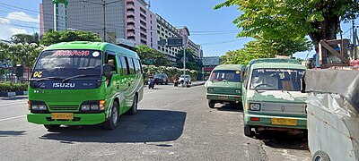 Angkutan kota Surabaya trayek H2P dan bus mikro trayek Surabaya – Malang terparkir di Halte DTC Wonokromo, Surabaya.