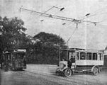 トロリーバスと交差する路面電車（1911年撮影）