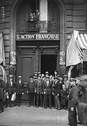 Camelots du Roi devant le siège de l'Action française au n°14 le 11 juin 1927.