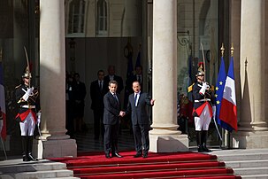 Nicolas Sarkozy et François Hollande lors de la passation de pouvoirs, le 15 mai 2012 au palais de l'Élysée. (définition réelle 4 875 × 3 251)
