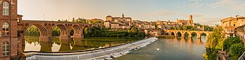 Panorama d'Albi, depuis le square Botany Bay, au matin. On aperçoit de gauche à droite le pont du 22 août 1944, la vieille cité, la cathédrale Sainte-Cécile, et le pont Vieux. (définition réelle 7 580 × 1 848)