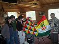 Almudena Alcalá-Galiano presenta bandera de Cabra a isla Galiano, 2010