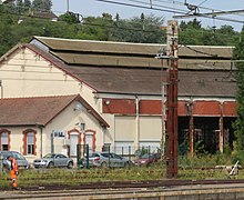 Ancienne rotonde vue d’un quai de la gare.