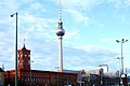 Rotes Rathaus (links) und Fernsehturm (Mitte), rechts im Hintergrund das Park Inn Berlin-Alexanderplatz