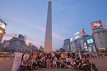 Foto grupal de wikipedistas hispanoparlantes en el Obelisco (2009).