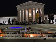 A candlelit makeshift memorial to Ginsburg on the day she died Candlelit makeshift memorial on the steps of the US Supreme Court following the death of Ruth Bader Ginsburg (2020-09-18).jpg