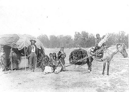 Photo d'une famille cheyenne utilisant un travois (Christian Barthelmess, 1890).