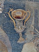 Detalle de una vasija de vidrio helenístico del mosaico de Dioniso cabalgando sobre un tigre.
