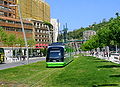 Straßenbahnwagen in Bilbao (Spanien) auf Rasengleis