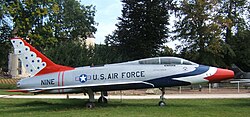 F-100F Super Sabre conservé au musée du château de Savigny-lès-Beaune.