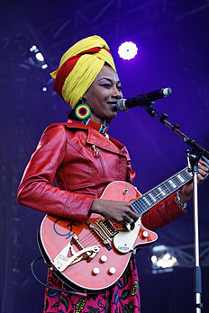 Fatoumata Diawara en concert lors du festival du Bout du Monde à Crozon en août 2012. (définition réelle 3 168 × 4 752)