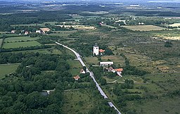 Flygfoto över Fide, där bland annat Fide kyrka syns