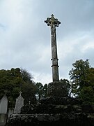 Calvaire en pierre dans le cimetière.