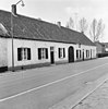 Boerderij. Zadeldak evenwijdig aan de straat. Straatgevel met ankerjaartal en wagenpoort