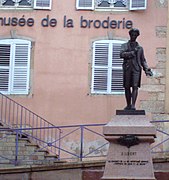 Statue du poète Nicolas Gilbert devant le Musée de la broderie.
