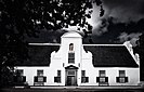 Casa principal de frente en blanco y negro.