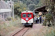 赤いクレパス号に乗車する遠足の小学生（1990年）