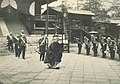 Hirohito durante la sua visita al Santuario Yasukuni nel 1934