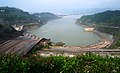 Vue vers l'aval à partir du sommet du barrage.