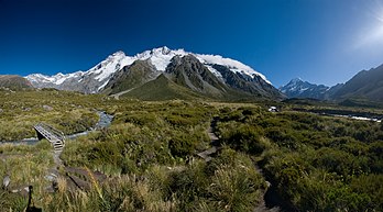 Paysage des Alpes du Sud de la Nouvelle-Zélande, depuis la Hooker Valley. Sur la droite et à l'arrière-plan on peut voir le mont Cook, sommet de la Nouvelle-Zélande. Image panoramique obtenue en assemblant cinq images format portrait. (définition réelle 3 613 × 2 000)