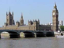Las casas del parlamento británico y el reloj que contiene el famoso Big Ben representantes de ese neogótico británico vistos desde el río Támesis