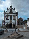 Facciata della chiesa di san Francesco con a fianco la cappella di São Frutuoso
