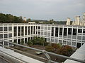 Rechts (mit abgestuften Fenstern) Aula und links die beiden Turnhallen und am Rand der Ergänzungsbau