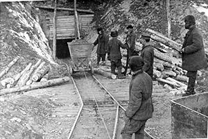 Gevangenen bij een goudmijn bij de Kolyma