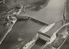 Links Kraftwerk Schwarzhäusern, rechts Kraftwerk Wynau, Bild zwischen 1925 und 1937