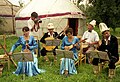 Músics kirguissos tocant instruments folklòrics, entre ells una flauta travessera sybyzgy